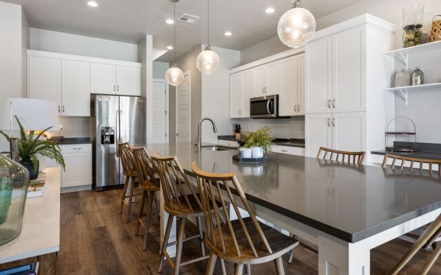 Grand Slam Getaway #5 5 Bedroom Townhouse