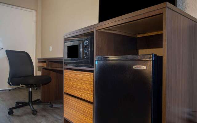 Super 8 by Wyndham Mobile I-65