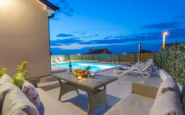 Modern Furnished Three Bedrooms Villa With Private Pool and Garden