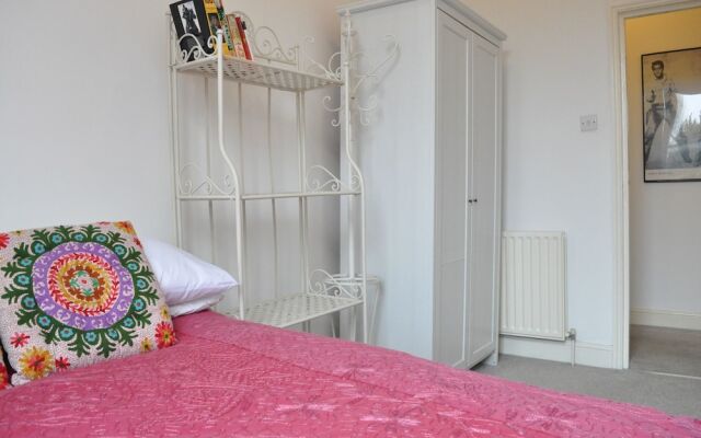 Bright 2 Bedroom Flat in Great Location