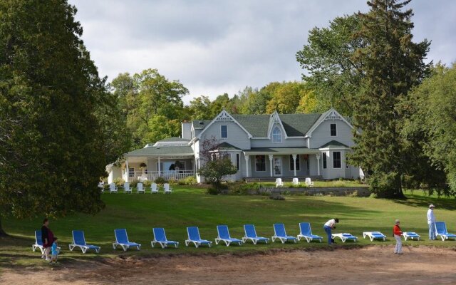 Port Cunnington Lodge & Resort