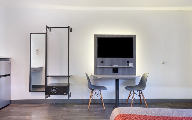 Solo Motel - Broadway