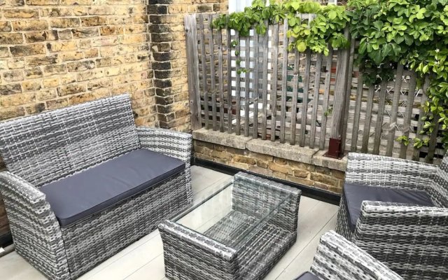 Stylish 2 Bedroom Apartment in Fulham With a Garden Terrace