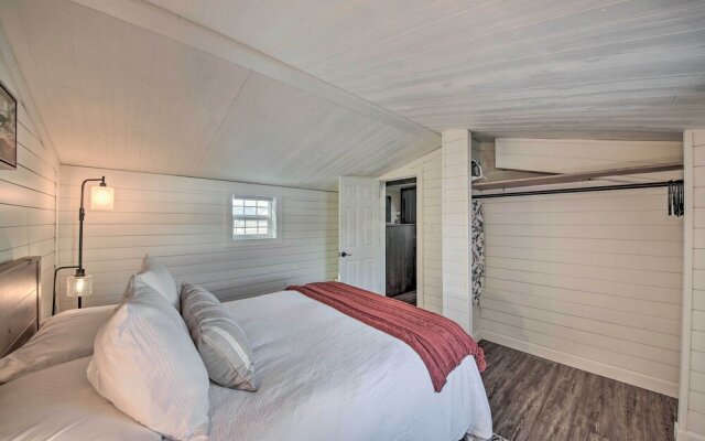 Contemporary Cabin w/ Mountain Views & Deck