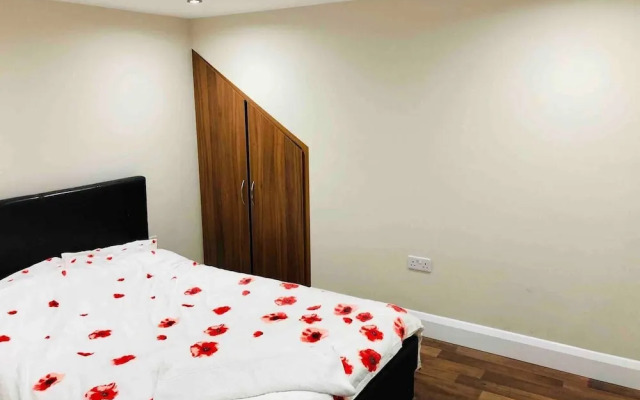 Small 3 Bed Flat Near Heathrow