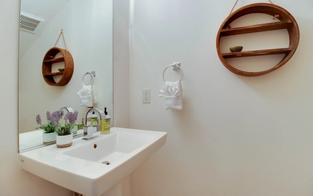 Rooftop Deck Walk to River Downtown Fire pit