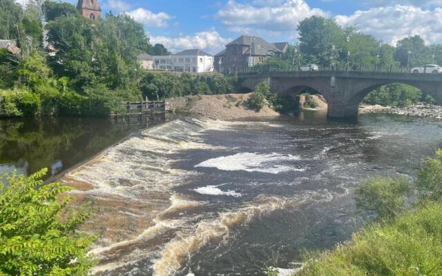 Central Apartment - Moderna