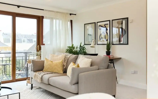 The Isleworth Place - Stunning 1bdr Flat With Balcony