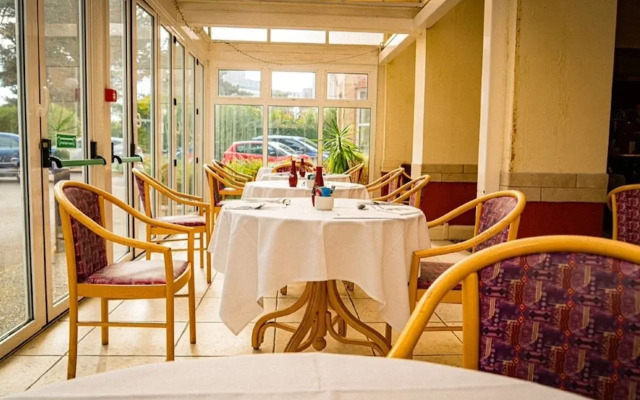 Elstead Hotel