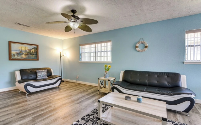 Walk to Beach: Galveston Getaway w/ Deck!