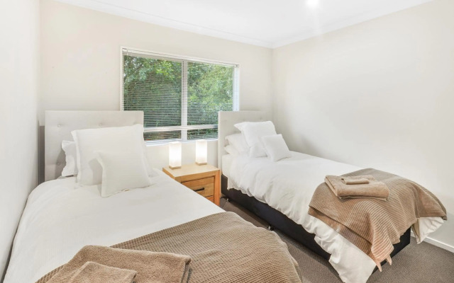 Lake Retreat - Hamilton Holiday Home