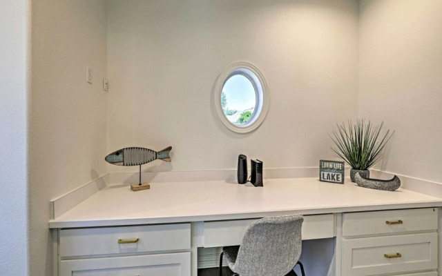 Lavish Lake House, Near Vineyards + Marinas!