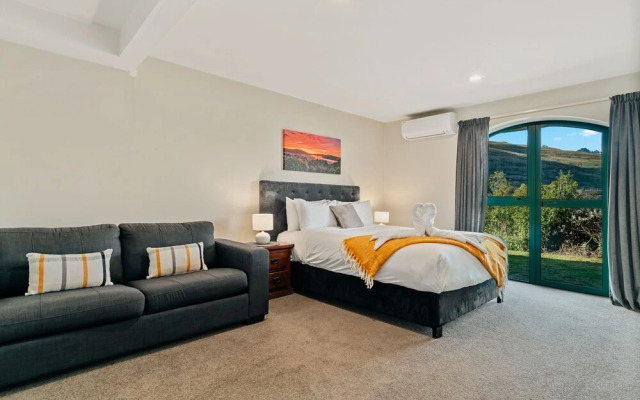 Lakefront Living At Remarkables - West