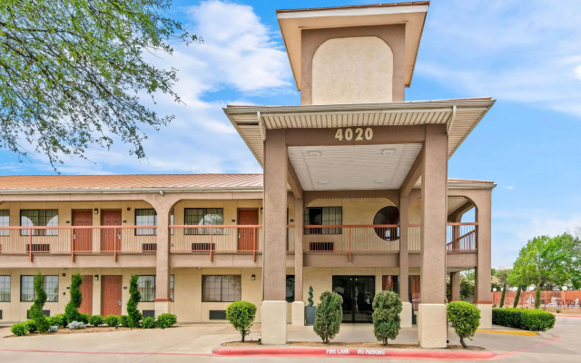 Super 8 by Wyndham Grand Prairie Southwest