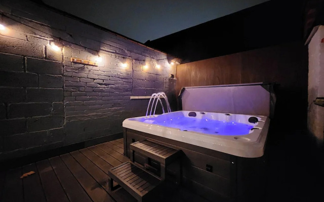 Derby City Centre Apartment With Roof Top Hot Tub