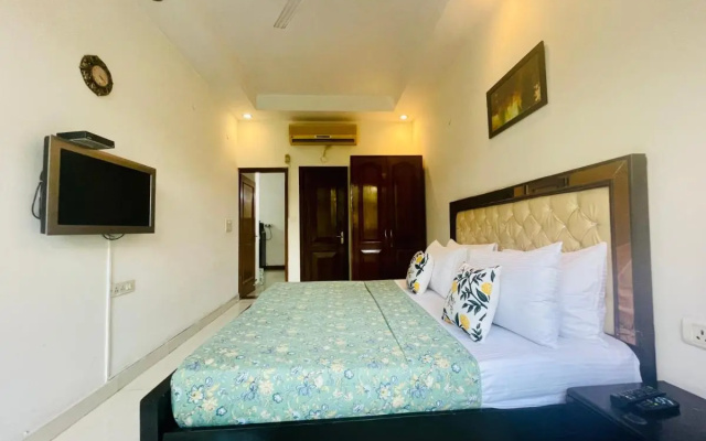 Bluo Studio Defence Colony Mkt - Kitchen, Balcony