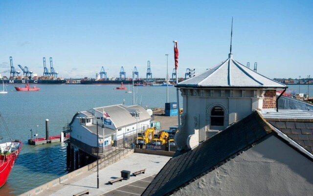 Admirals Harbour View 2-bed Apartment in Harwich