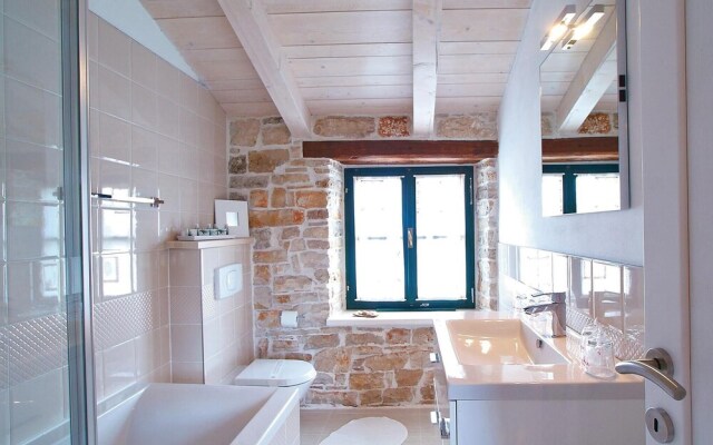 Stunning Home in Kanfanar With Wifi and 4 Bedrooms