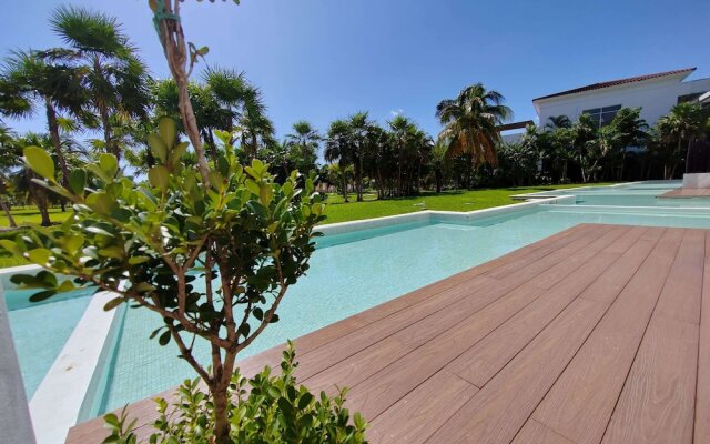 Stunning Ocean Front By Condo Boutique