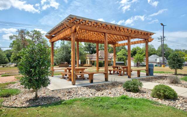 Super 8 by Wyndham Palestine