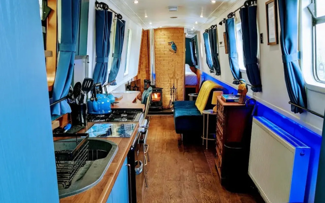 Narrowboat With Hot Tub, Spa, Cruising And More