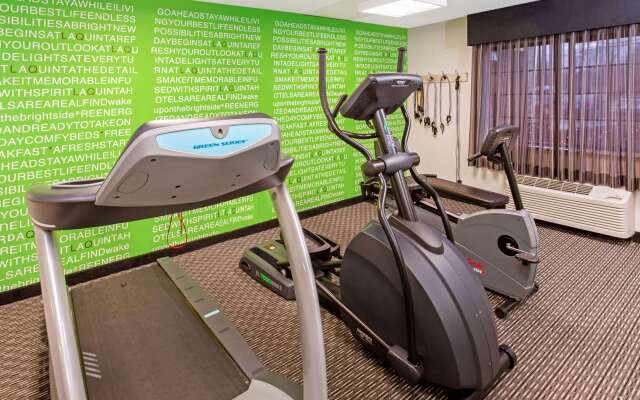 La Quinta Inn & Suites by Wyndham Milwaukee Delafield