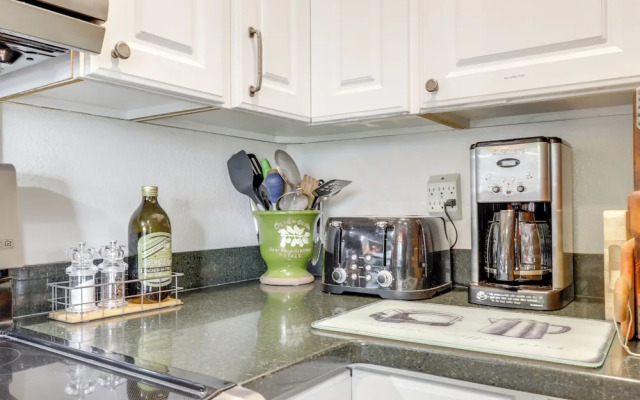 Private Patio & Workspace: Quiet Sonoma Condo!