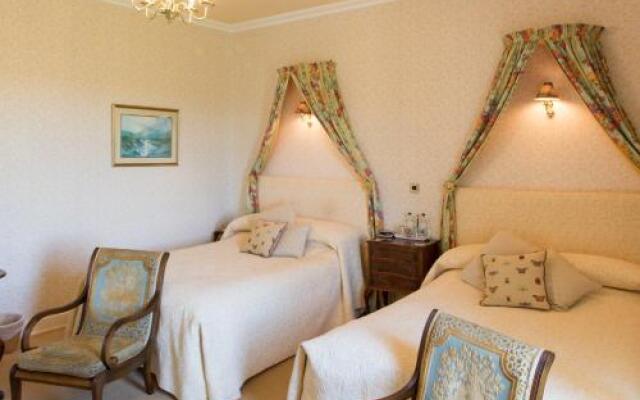 Whitehouse Country House