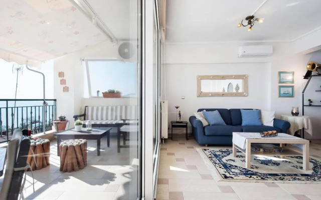 Apartment with marina view