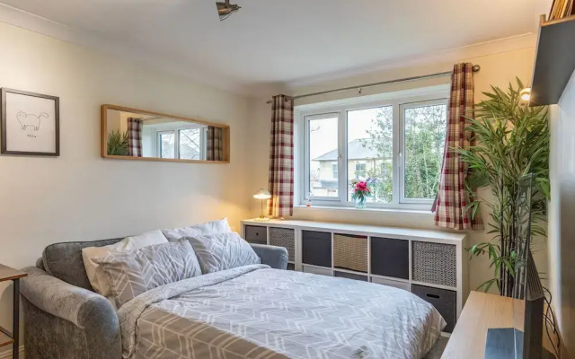 Chic Flat In Woolston: Nr Southampton City Centre