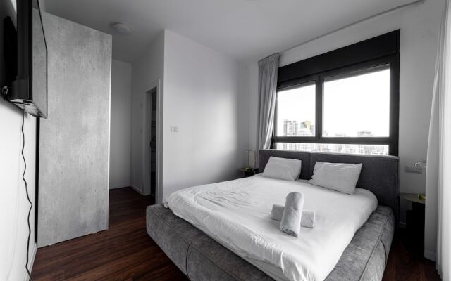 Sea-side 4 BR Apt with Gym