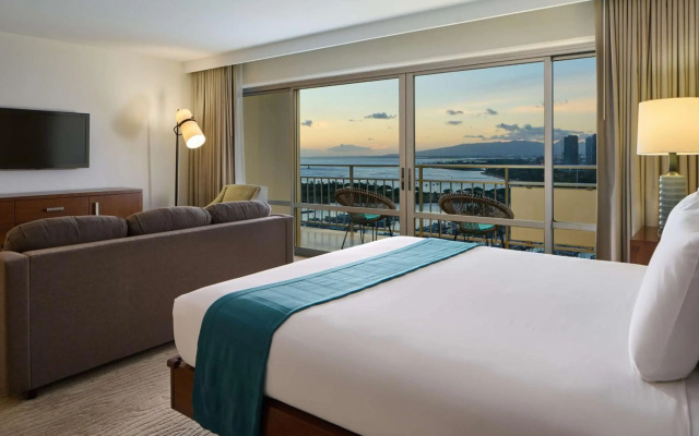 Отель Ilikai Hotel & Luxury Suites