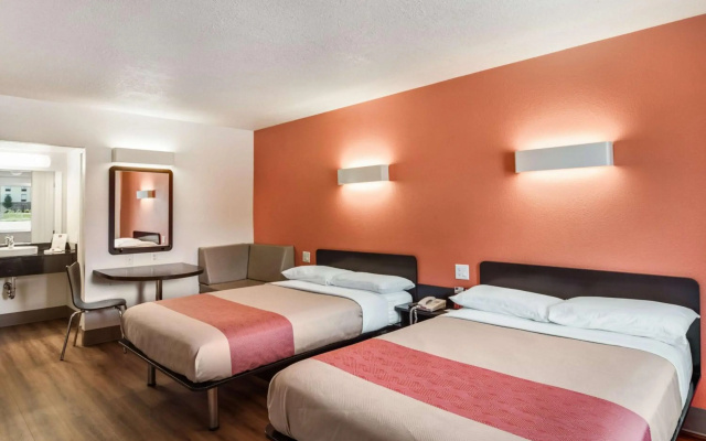 Motel 6 Youngstown, OH