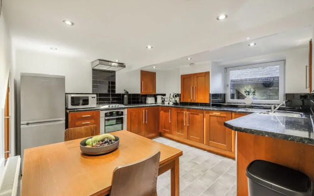 Sleek 2B/1B Retreat in Lindley, Huddersfield