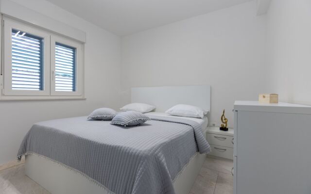 Holiday Home Miriam Kastela With a Private Pool