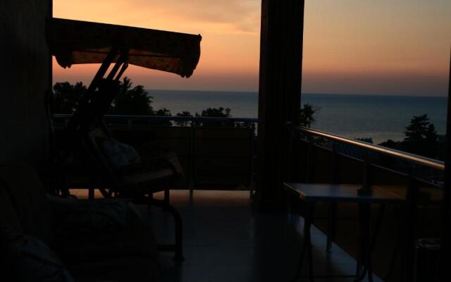 Rainbow Rooms Apart Hotel