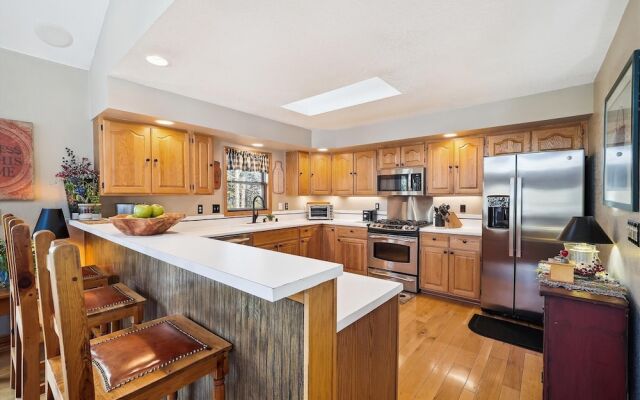 Wildwood Peaks 4 Bedroom Home by RedAwning