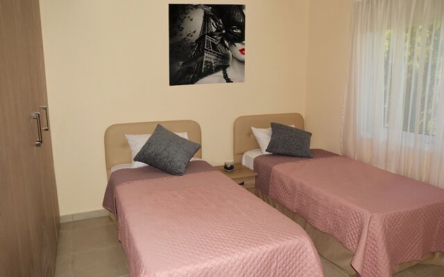 2BR Maisonette Pool - Walk to Beach