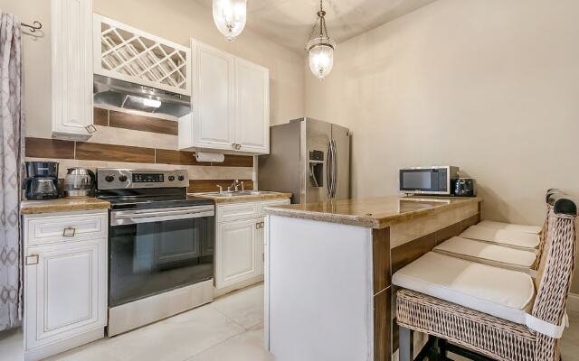 2BD Spacious condo Steps from ST Charles