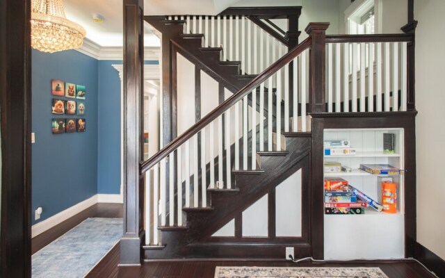 4 BDR Lake Geneva Estate Across From Beach!