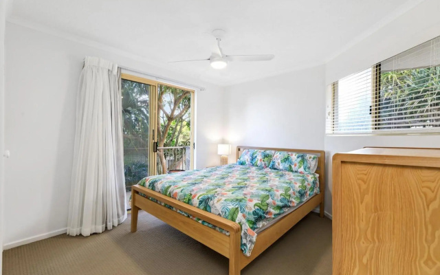 6 Pacific Outlook Modern unit with lovely Ocean Views Pool in Complex Walk to Beach – Guest Rooms – Sunshine Beach