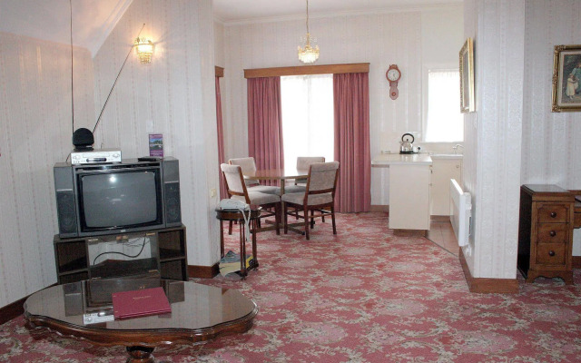 Motel Mayfair on Cavell