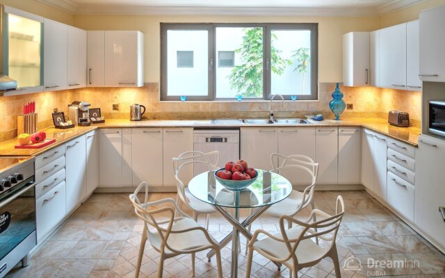 The Palm Jumeirah Villas - Frond E by LUX Holiday Home