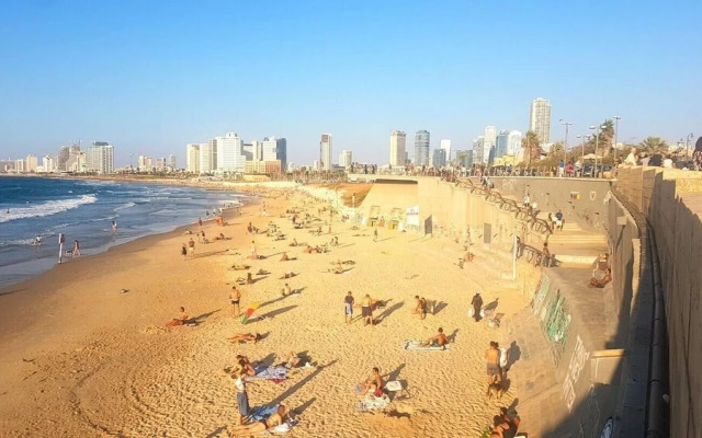 Beach Home in Tel Aviv near Water