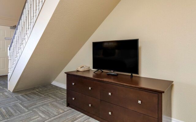 Econo Lodge Inn & Suites