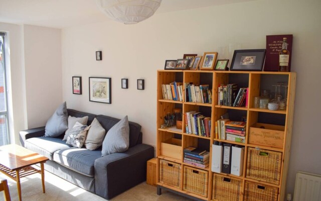 1 Bedroom Clapton Flat With Balcony