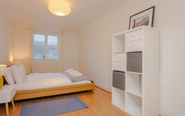 Contemporary 1 Bedroom Flat in Camberwell Oval