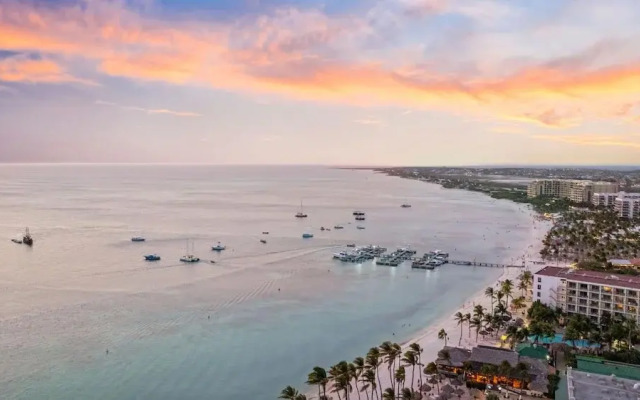 Lux Palm Beach Escape Pool Gym Prime Location