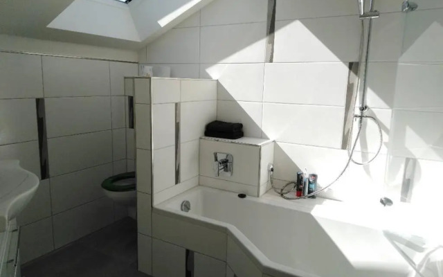 Komplette Dachwohnung mit Balkon und Bergblick