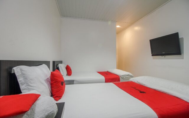 RedDoorz Near Bangka Trade Center 2